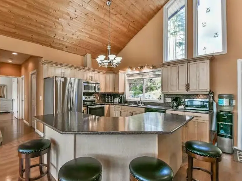 Full kitchen