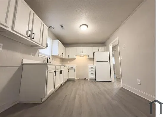 3 bed, 1023 sqft, $2,030 — Photo 2
