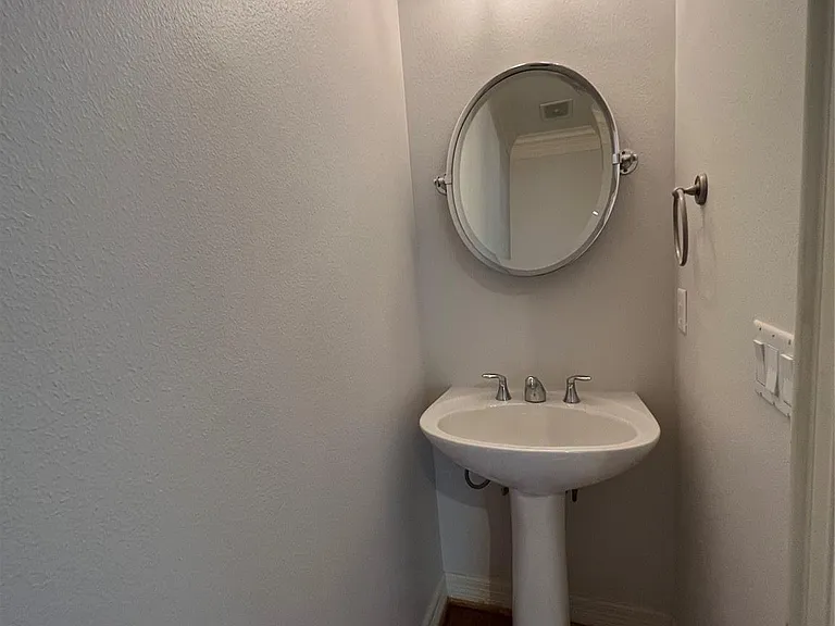 2807 Albany St — Photo 11