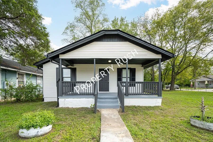 3818 Chandler Ave