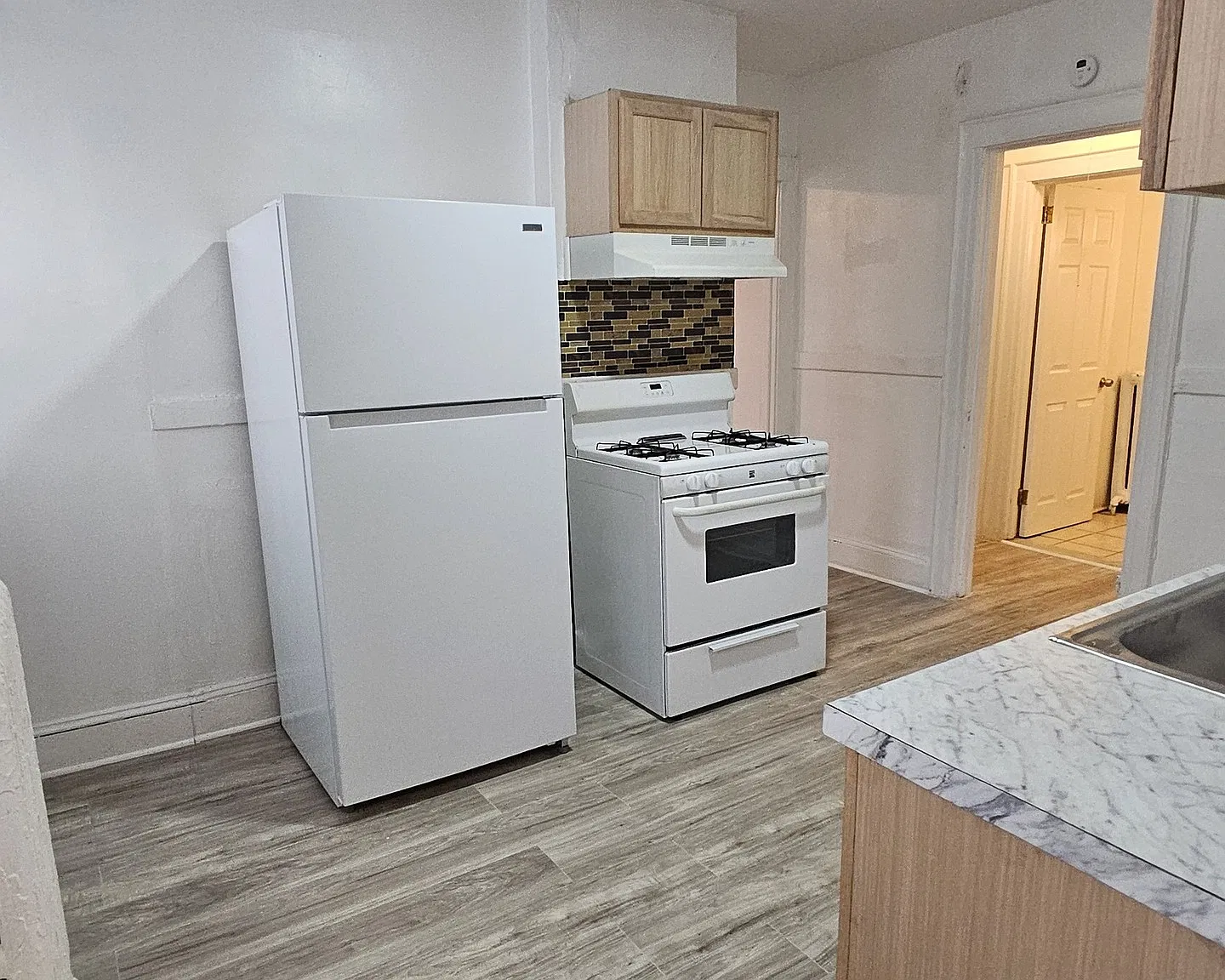 2 bed, 1.0 bath, 2882 sqft, $1,500 — Photo 3