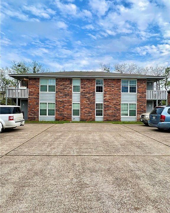 1st image of 400 Manuel Dr APT D