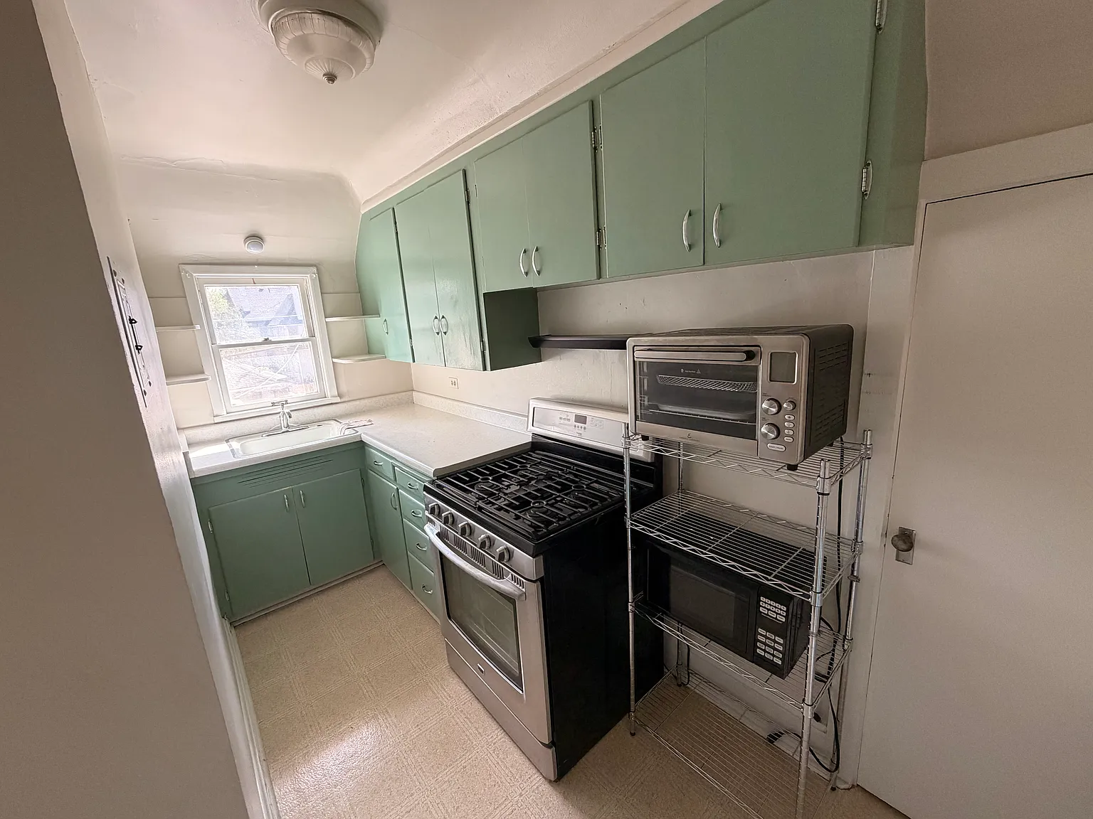 1 bed, 700 sqft, $1,300 — Photo 4