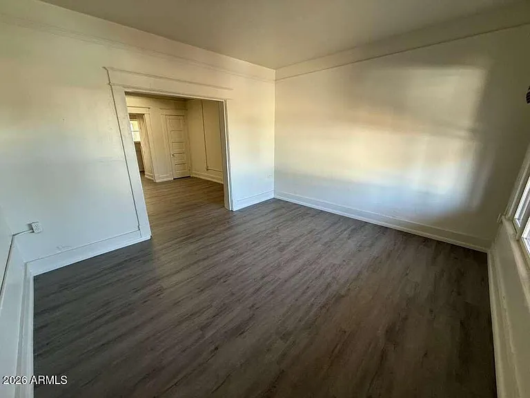 647 E 8th St — Photo 2