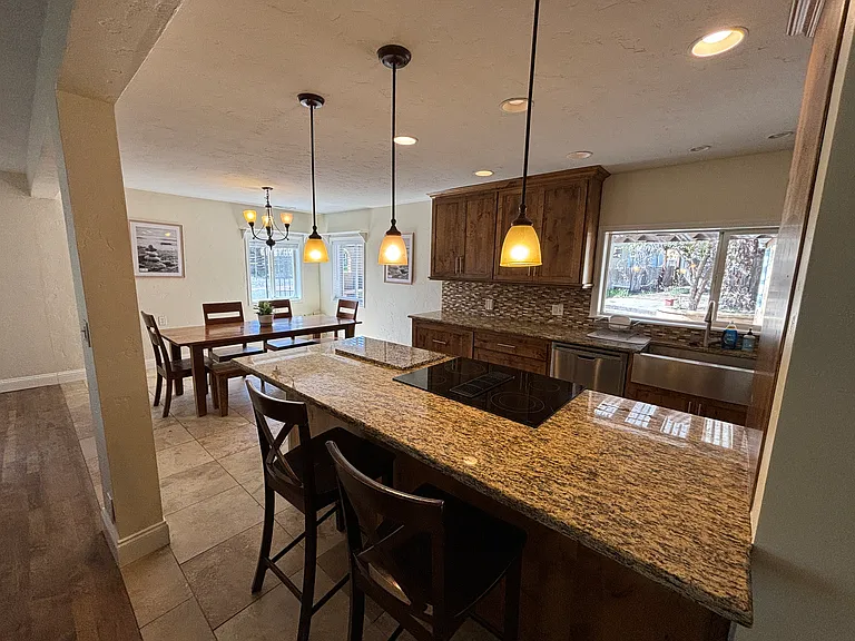 450 SE Reed Market Rd — Photo 9