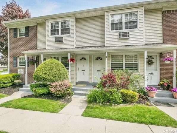 2811 Wilshire Lane #2811, Oakdale, NY 11769