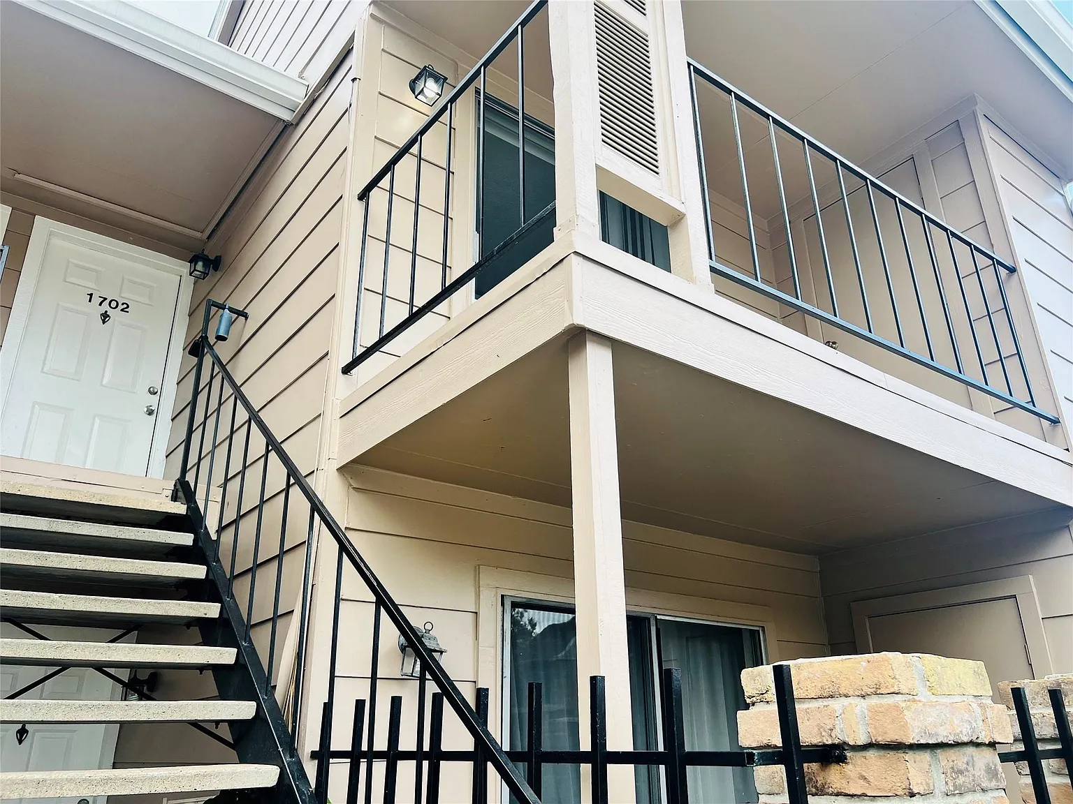 2 bed, 1.0 bath, 923 sqft, $950 — Photo 2