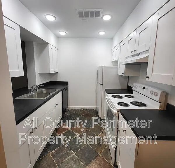 3083 Colonial Way #L — Photo 3