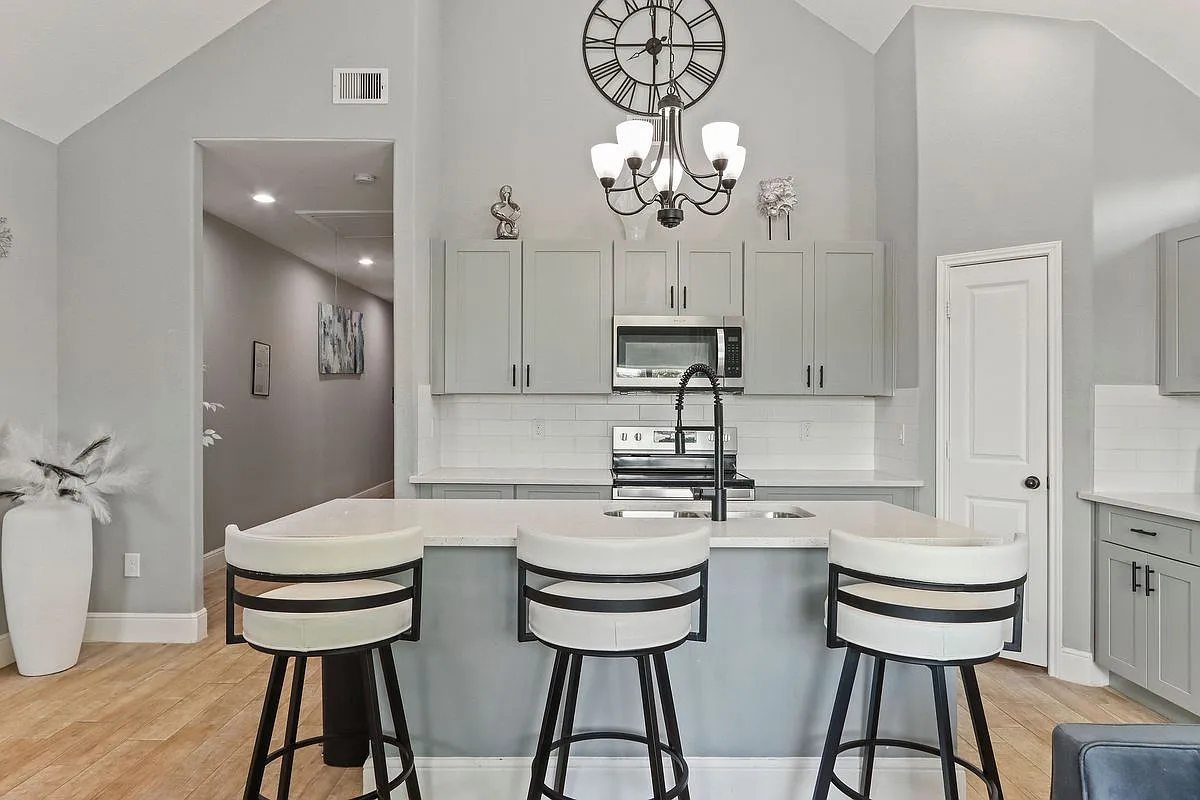 3 bed, 2.0 bath, 1260 sqft, $1,900 — Photo 1