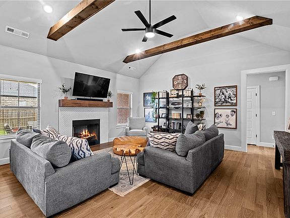 3rd image of 948 Tracey Ln