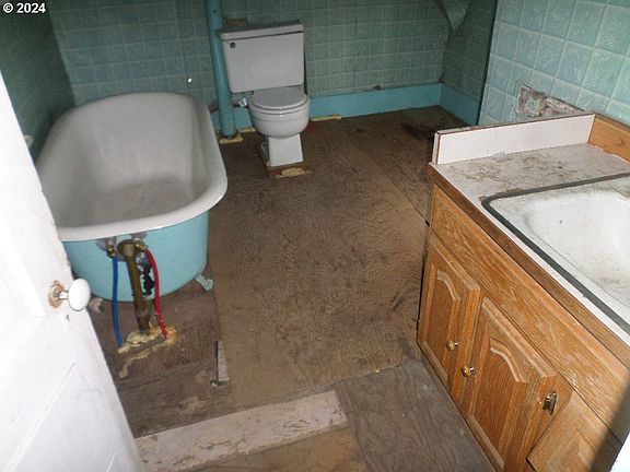 5th image of 109 W 1st St