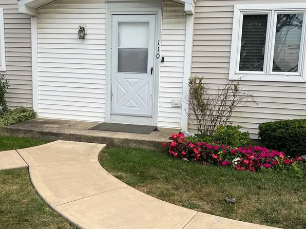 110 Inverrary Ln #A, Deerfield, IL 60015