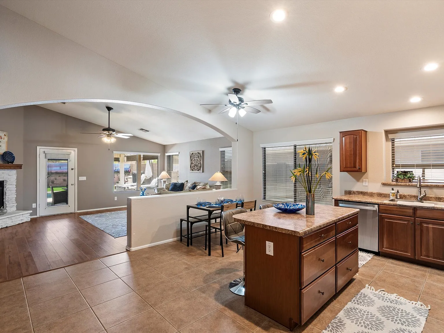 3 bed, 2312 sqft, $3,000 — Photo 4