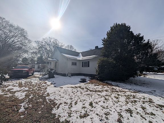 3rd image of 302 Sallinger St
