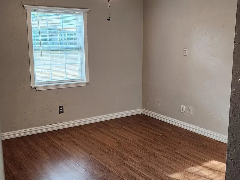 808 Howell Dr — Photo 25