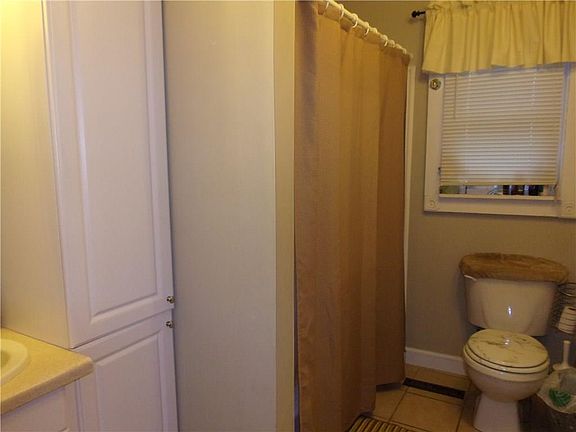 5th image of 619 E Elmore St