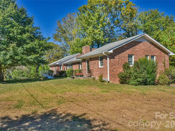 2 Adamswood Rd, Asheville, NC 28803
