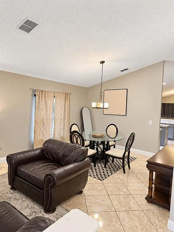 3 bed, 2.0 bath, 1902 sqft, $2,100 — Photo 2