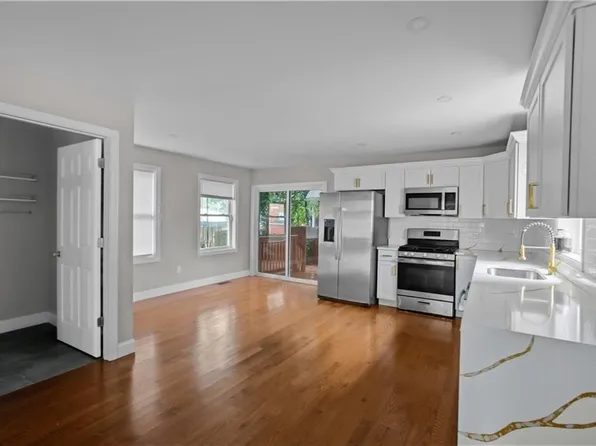 11 Baldwin Ct, Providence, RI 02907