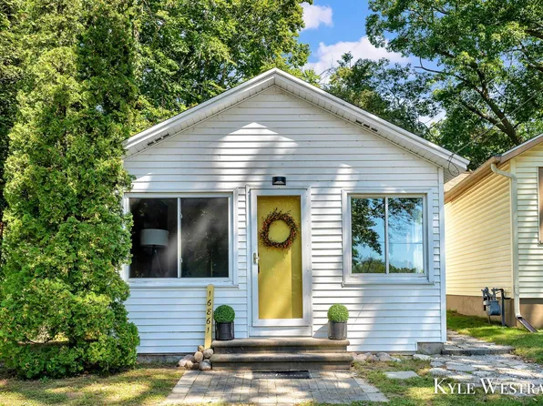 16861 Highland Ave, Spring Lake, MI 49456