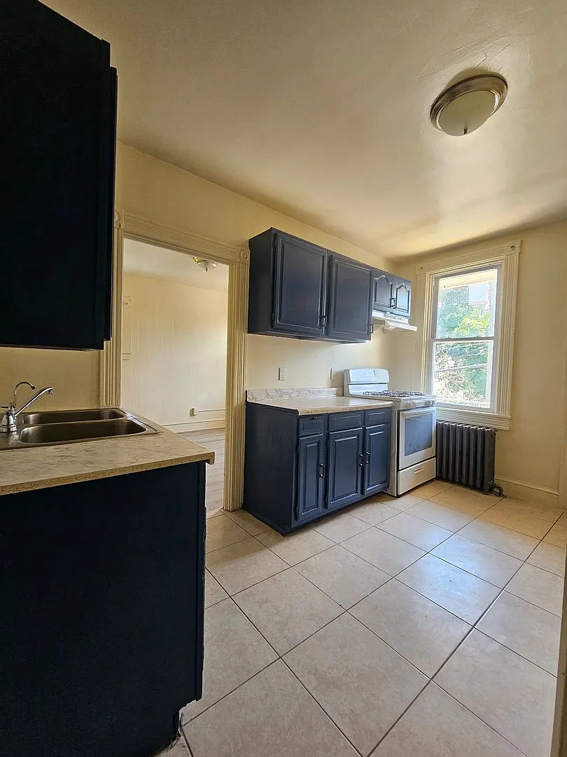 121 Laurel St — Photo 4