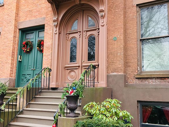 2nd image of 5 Washington Pl APT 1