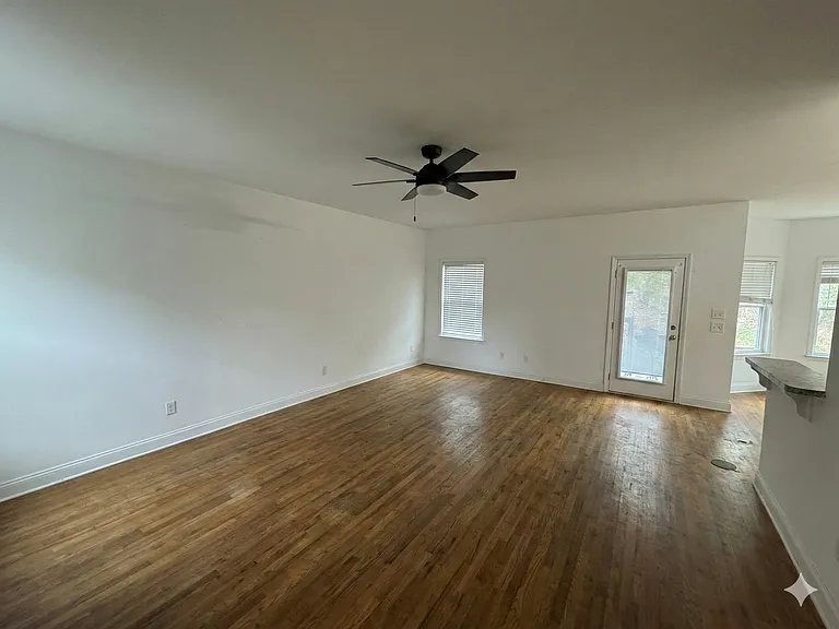 1433 E Broad St — Photo 2
