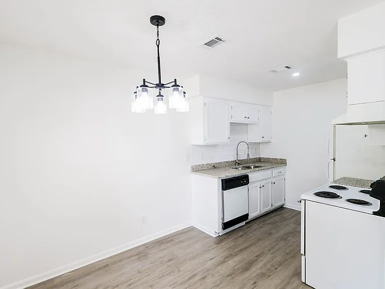 1202 Airline Dr — Photo 5