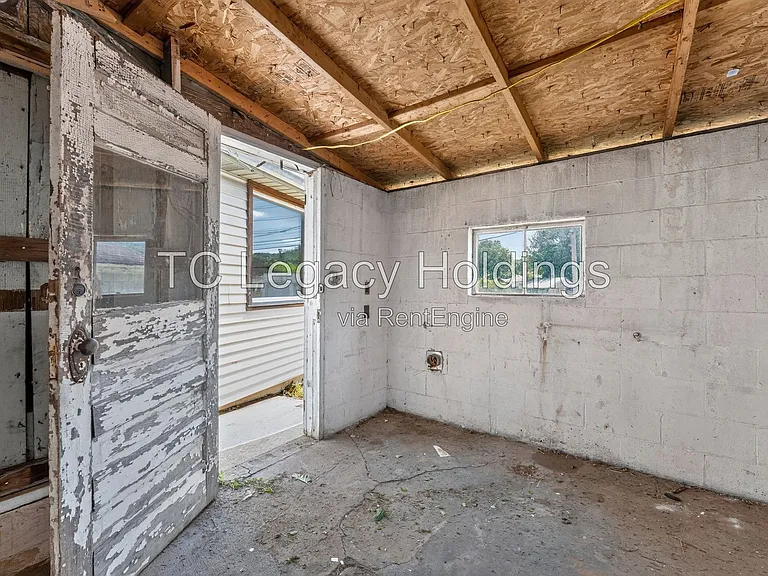 87 Crisfield St — Photo 32