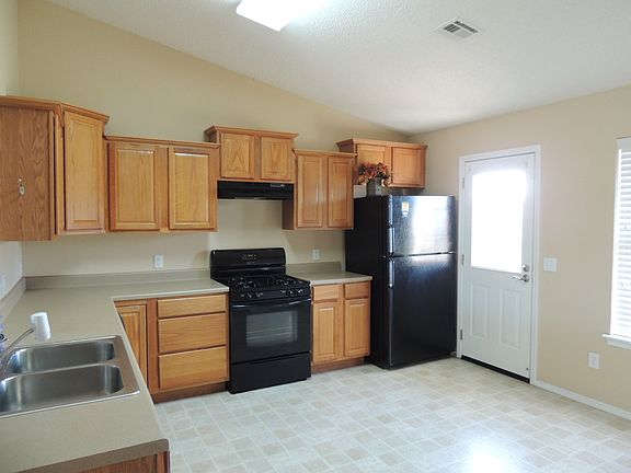 3rd image of 243 Fairlane Pl