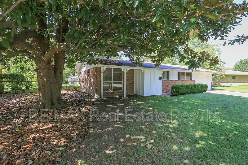 Davis — Photo 2