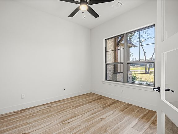 4th image of 140 Prairie Winds Dr