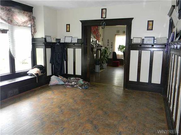 4th image of 147 Oxford Ave