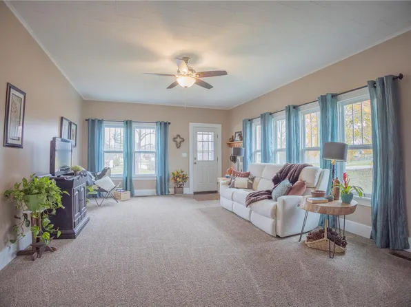 102 La France St, Perry, MO 63462