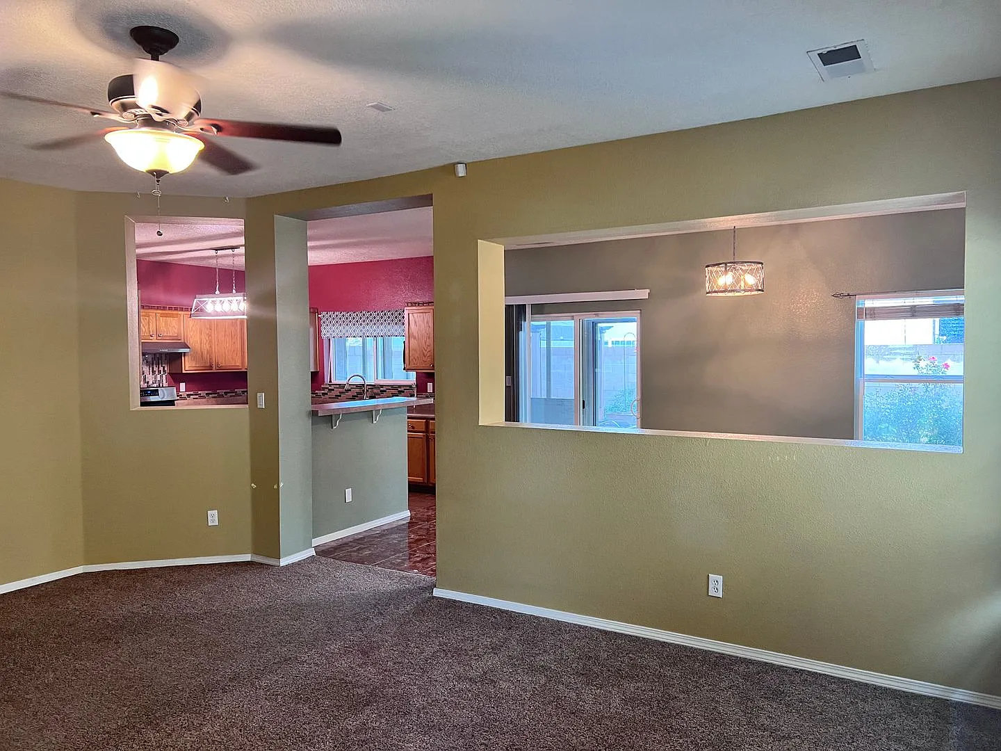 Great Location!! 4 Bedroom, 2.5 Bath, Formal Dining area, 2 Car Garage — Photo 2