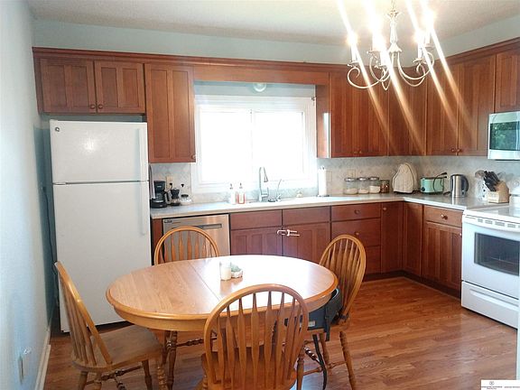 2nd image of 302 S 5th St