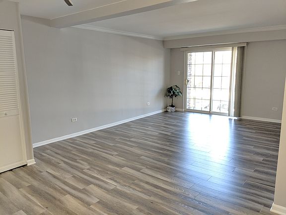 3rd image of 1503 N Windsor Dr APT 303