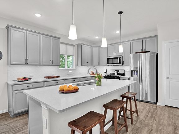 4th image of 605 Warner Dr