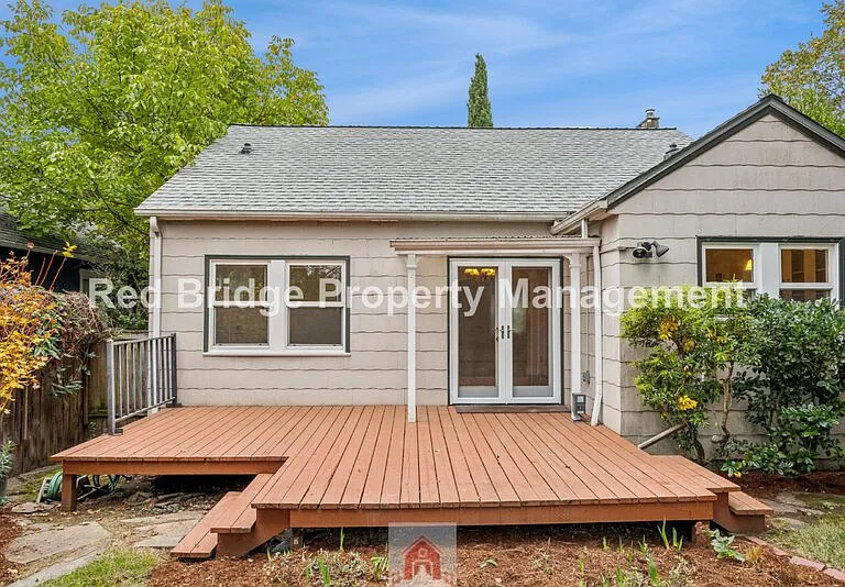 2619 NE Flanders St — Photo 34