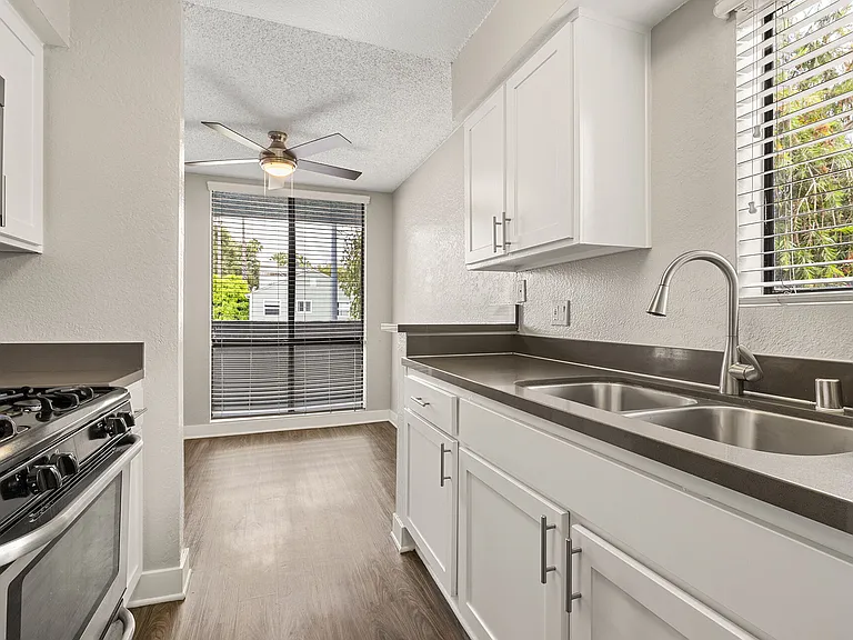 4250 Coldwater Canyon — Photo 1