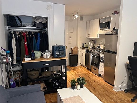 5th image of 228 W 15th St APT 1C