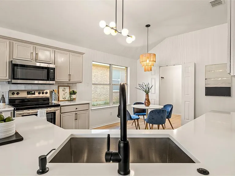 8433 Hawks Nest Dr — Photo 11