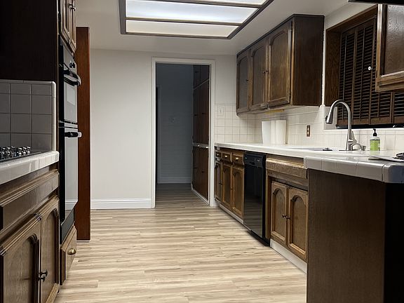 5th image of 608 Bird St