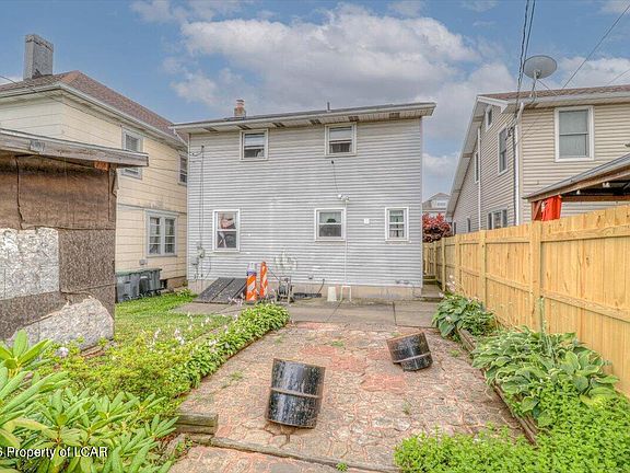 3rd image of 409 Carleton Ave