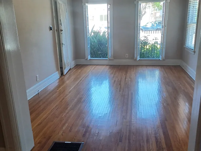 1727 N Alexandria Ave — Photo 5