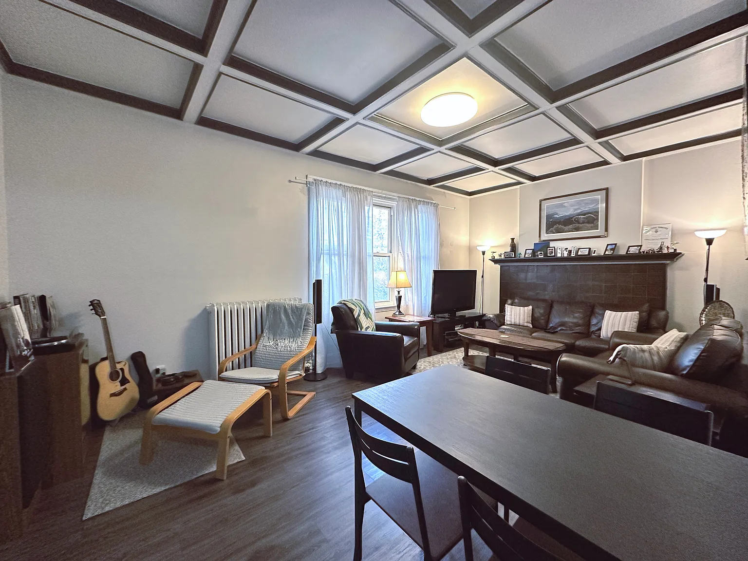 Large high ceiling 2 Bedroom -241 Queen St S — Photo 3