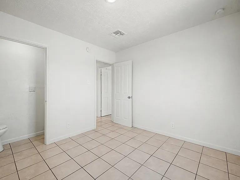 2433 E Cameron Vis — Photo 6