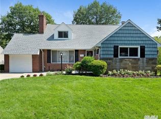 37 Adams St, Garden City, NY 11530