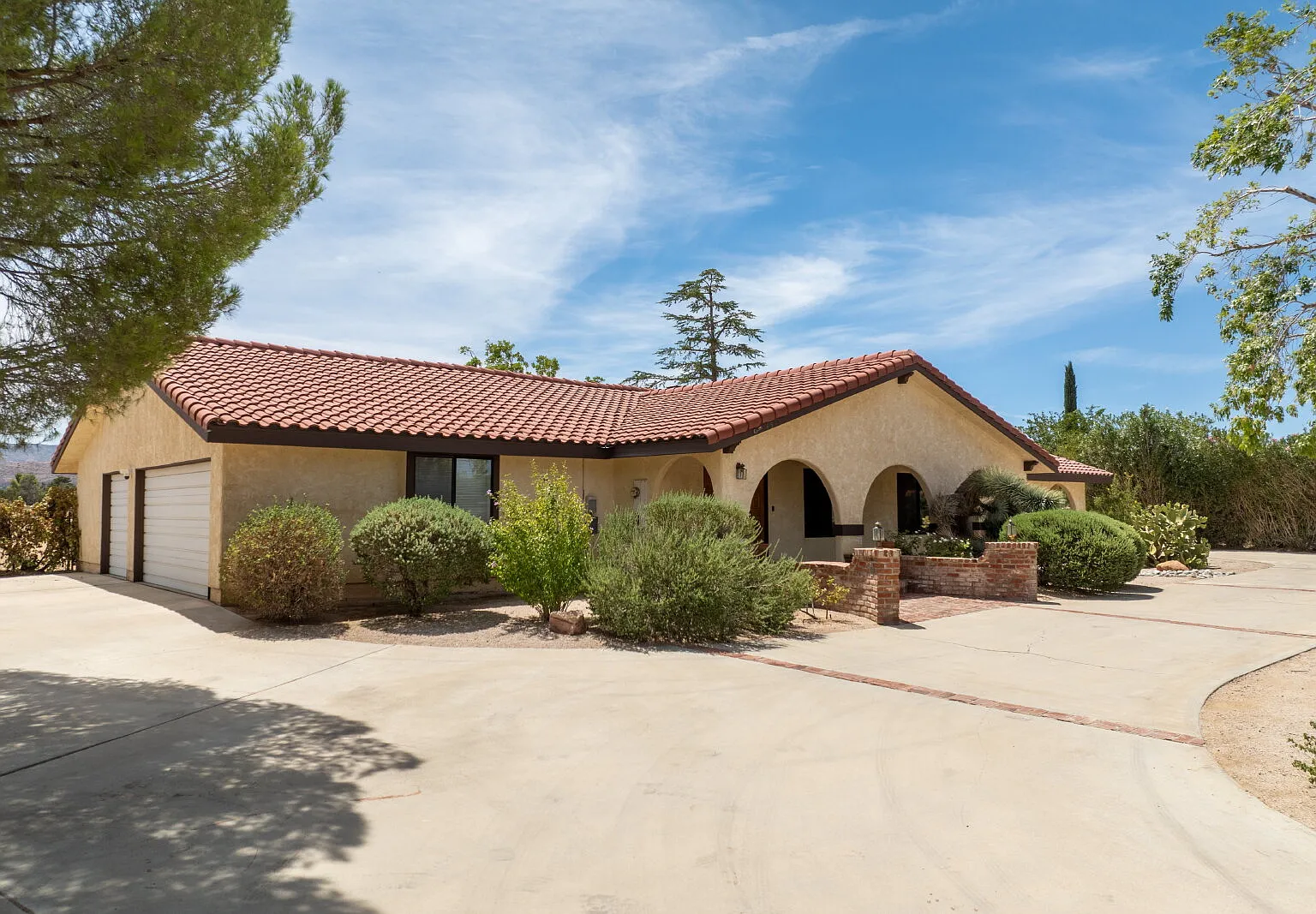 3 bed, 2.0 bath, 2490 sqft, $3,600 — Photo 1
