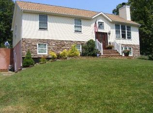 4 Higbee Rd, Hampton Bays, NY 11946